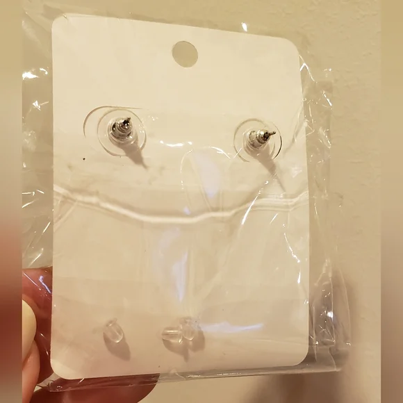 Lips Earrings - Picture 2 of 3